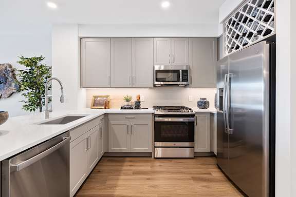 Shaker cabinetry - Stonehill at West Orange