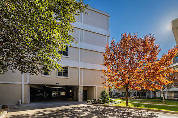 Five-story parking garage - Monterra Las Colinas Apartments