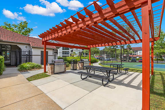 Grilling and picnic ramadas - Egret's Landing Apartments
