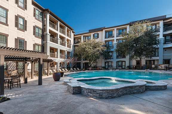 Hot tub surrounded by trellised seating - Monterra Las Colinas Apartments