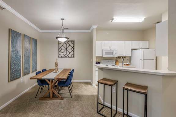 Dedicated dining spaces - Lantern Woods Apartments