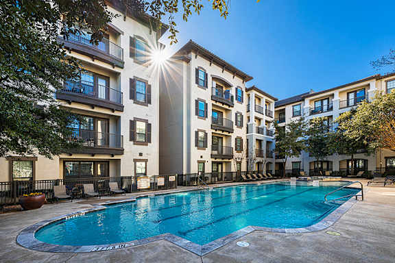 Urban oasis with lap pool - Monterra Las Colinas Apartments