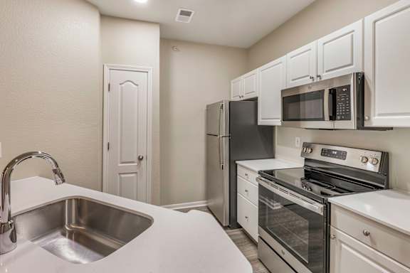 Stainless steel appliances in select units - Lantern Woods Apartments