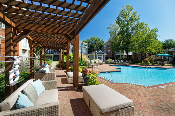 Belle Harbour Apartments - Poolside lounge