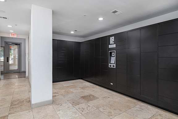 Electronic parcel locker system - Monterra Las Colinas
