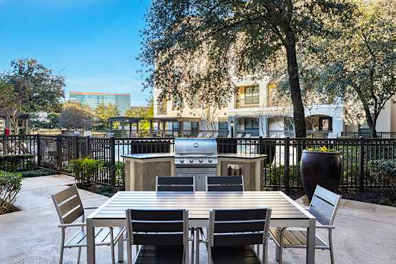 Outdoor BBQ grills - Monterra Las Colinas Apartments