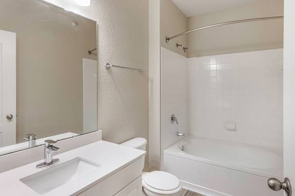 Garden-style bathtubs - Lantern Woods Apartments
