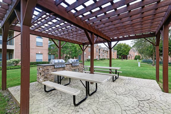 The Vineyards - Picnic area with pergola and grilling station