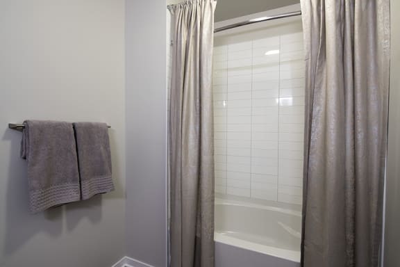 Ceramic tiled bathrooms - Onyx Edina