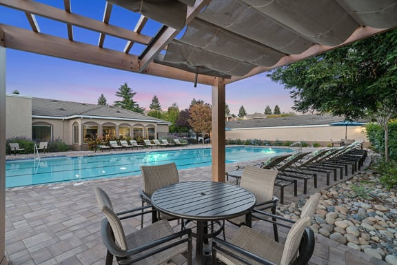 Mountain Shadows Apartments - Free Wi-Fi in clubhouse and by pool