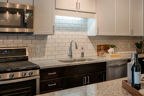 Tiled kitchen backsplashes - Onyx Edina
