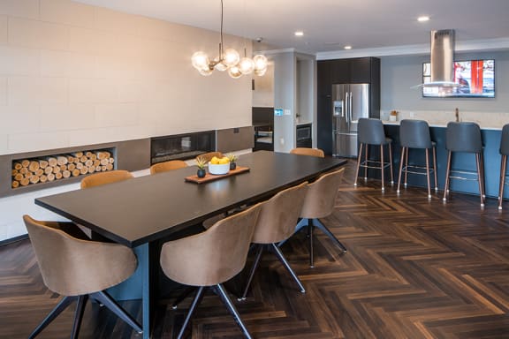 Resident clubhouse social area with fridge and ample seating - Onyx Edina