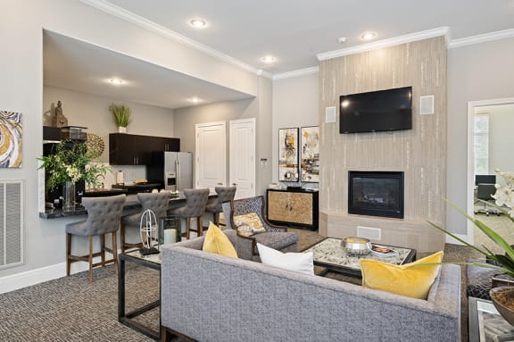 The Fairways at Corbin Park lounge with television and breakfast bar