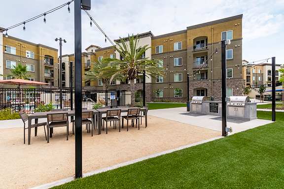 BBQ grilling station with picnic area - Talavera Apartments