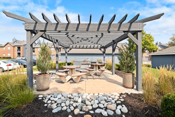 Weston Point Apartments picnic and grilling area