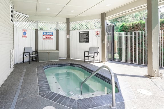 Heated spa - Springbrook Apartments