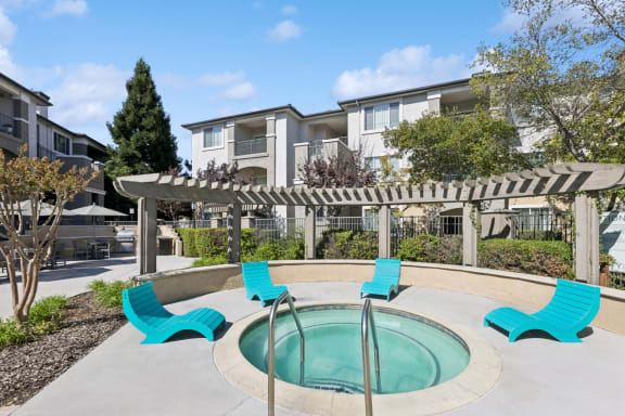 hot tub at Bridgeport Ranch apartments