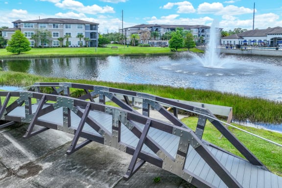 bridge pathway and lake with fountain at The Reserves at Alafaya apartments