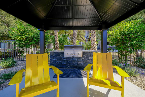 outdoor covered grilling area at South Blvd apartments