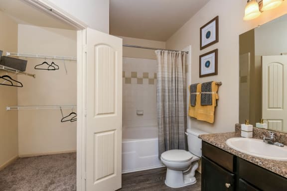 Boardwalk Med Center apartments luxury bath