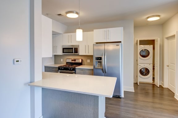 One and Two Bedroom Apartments in Charlestown MA with Washer Dryer, Bay Windows with Open-Concept Gourmet Kitchen with Breakfast Bar, & Stainless Appliances-Gatehouse 75