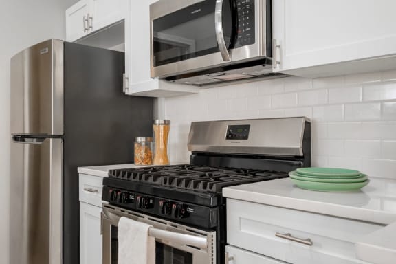 Kensington Grove apartments kitchen with white cabinets and stainless appliances