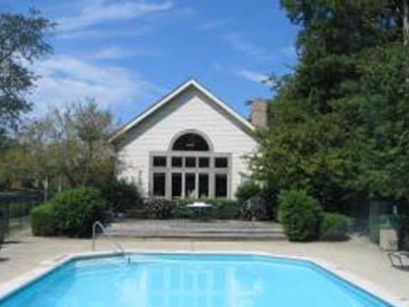 Swimming pool Kensington Grove apartments