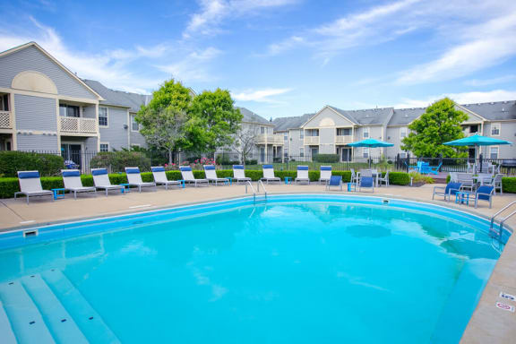 Swimming pool at Perimeter Lakes apartments