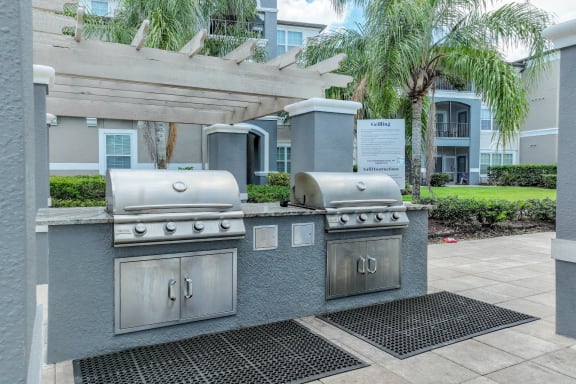 grilling area at Reserves at Alafaya apartments