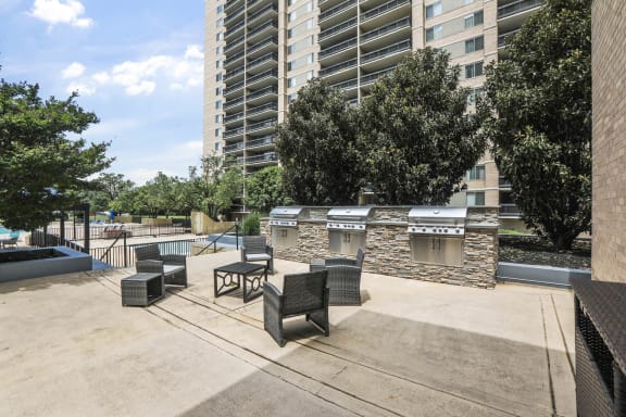 Skyline Towers outdoor grilling area