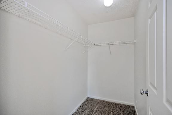 Apartments with walk in closets in Kalamazoo