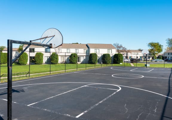 a basketball court at the whispering winds apartments in pearland, tx