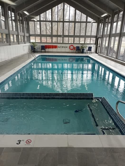 A swimming pool with a 3 feet deep sign.