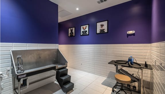 a spa room with a hot tub and a table with a chair at Altis Grand Lake Willis, Orlando
