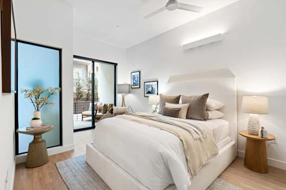 B5 - large bedroom with ceiling fans