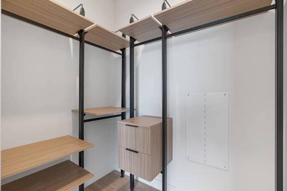 E2 - walk-in closet