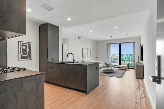 E2 - Entryway into kitchen