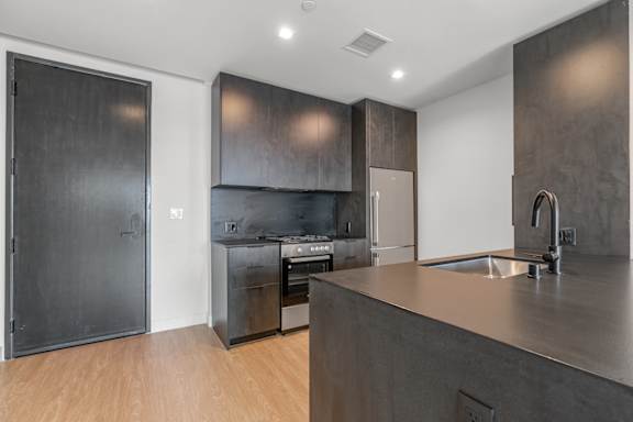 E2 - kitchen with dark finishes with peninsula counter