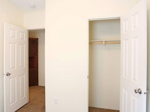White interiorat Maple Grove, Nebraska