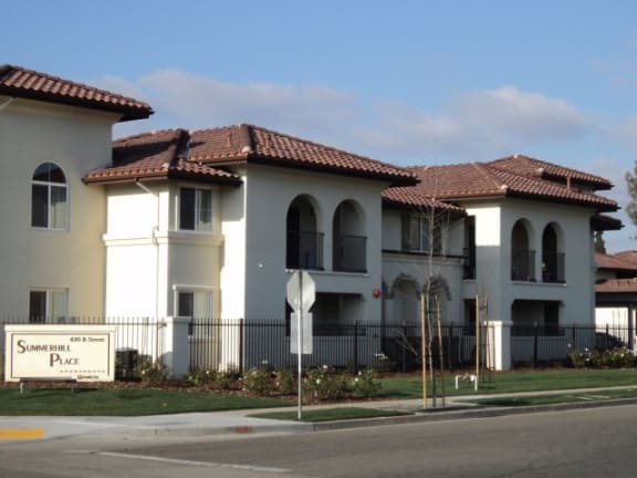 Exterior building with sign l Summer Hill Place Apartments in Fresno CA