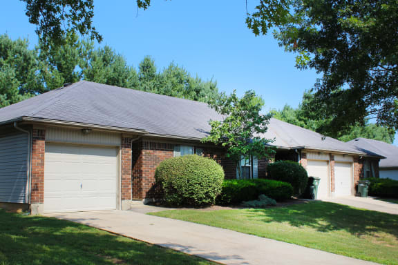 Courtyard Walking Path at Aberdine Place, Kentucky, 40324