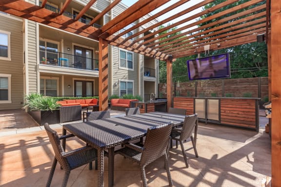 BBQ area dining at West 39th Street Apartments, Missouri, 64111