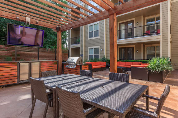 BBQ area dining1at West 39th Street Apartments, Kansas City, MO, 64111