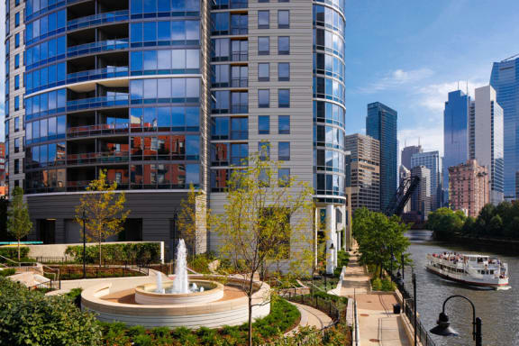 Exterior photo of fountain at Kingsbury Plaza, Chicago