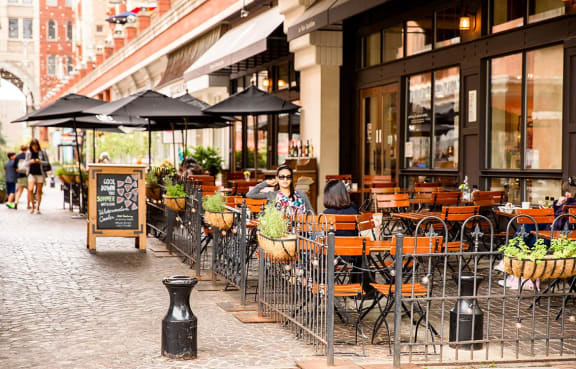 The Metropolitan is steps away from dining, entertainment and shopping in Bethesda, MD.