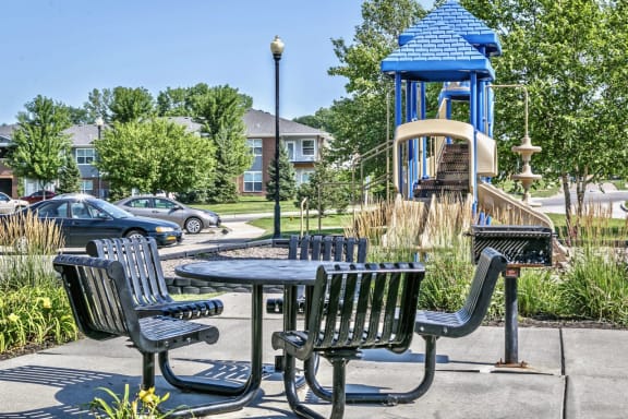 Picnic Area at The Landings Apartments, Bellevue 68123