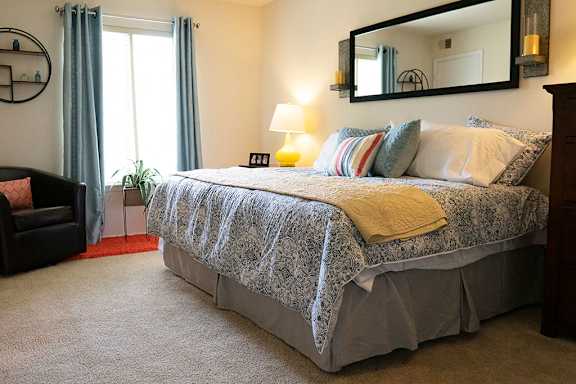 Bedroom at Rossbrooke Apartments and Townhomes, Cockeysville, MD, 21030