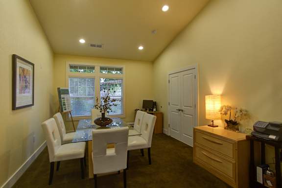 Dining area at Commons at Hawthorn Village Apartments, Oregon