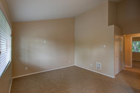 Room interior at Commons at Hawthorn Village Apartments, Hillsboro