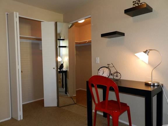 Work Desk at Commons at Dawson Creek Apartments, Oregon